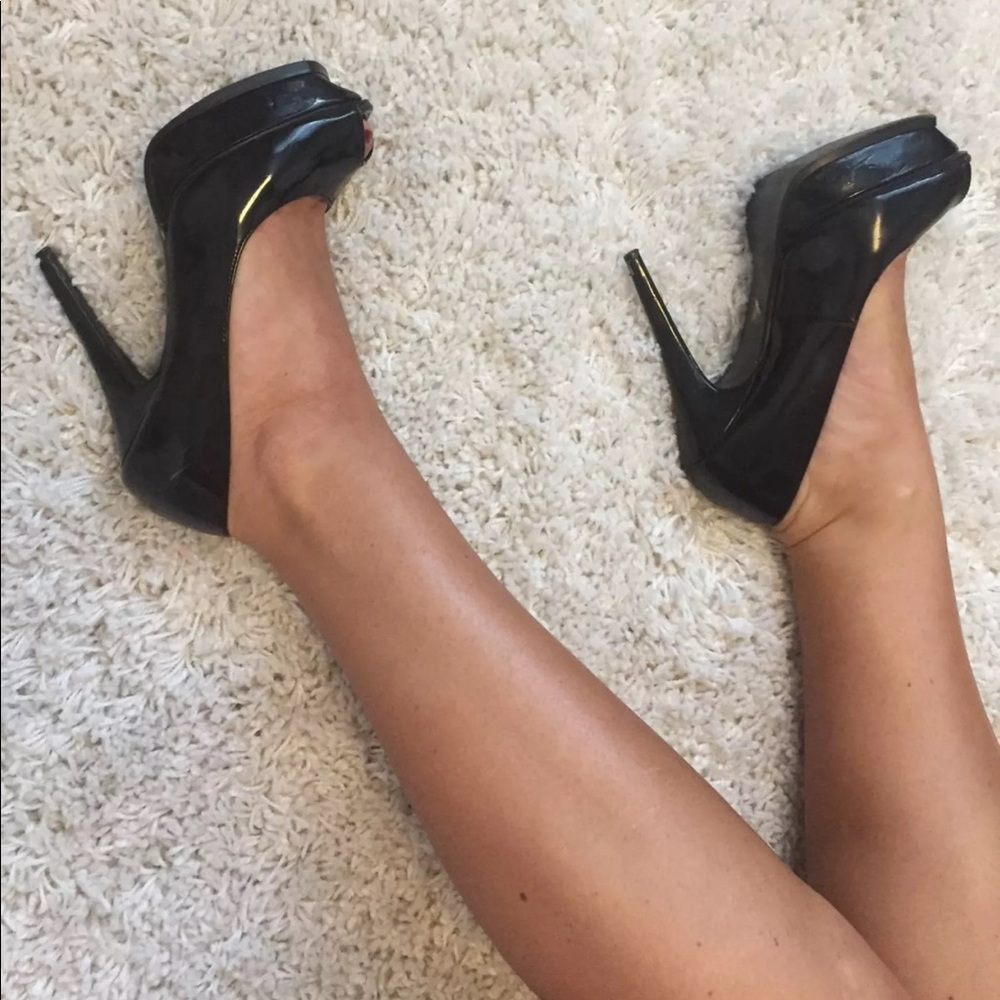 Black pumps